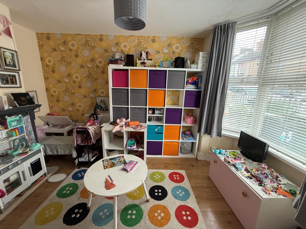 Lot: 44 - MID-TERRACE HOUSE FOR INVESTMENT - Reception room
